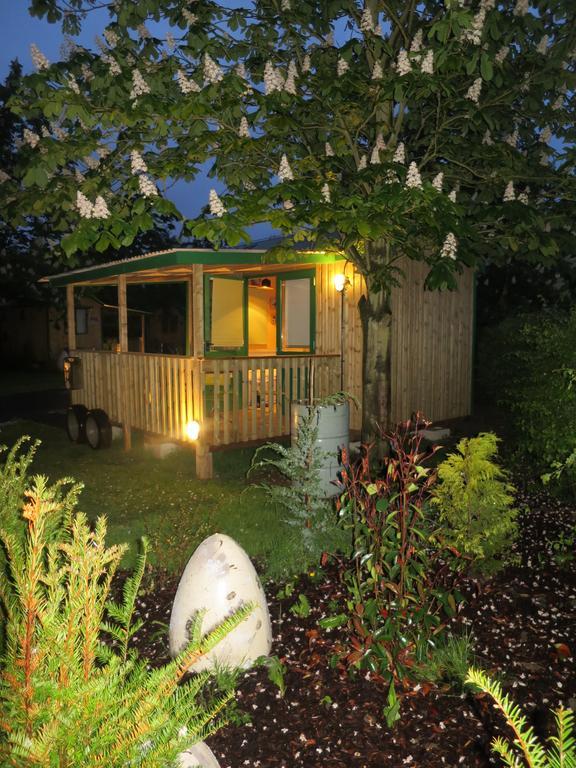 Adventurer'S Village Milton Keynes Exterior photo